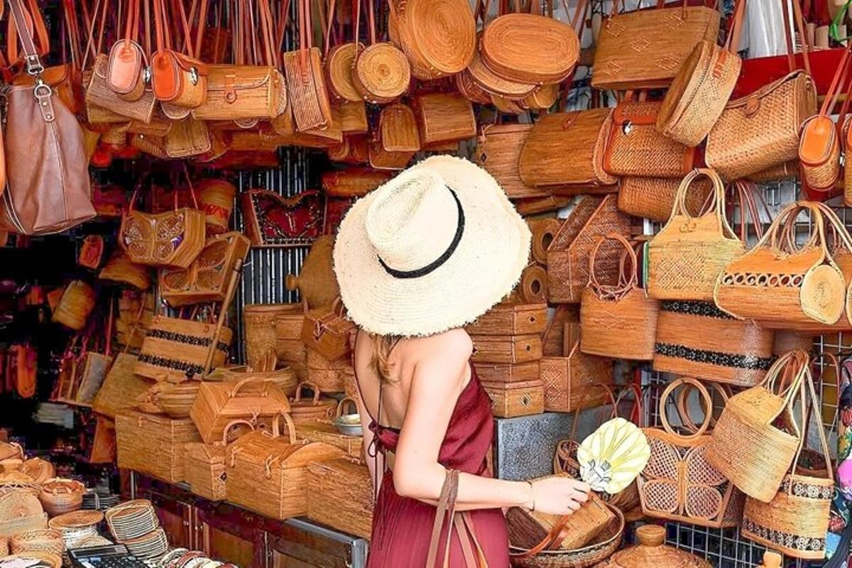 uma mulher de chapéu olhando para uma exposição de bolsas e cestas