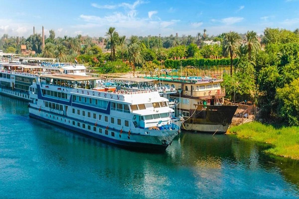 большая лодка пришвартована в воде