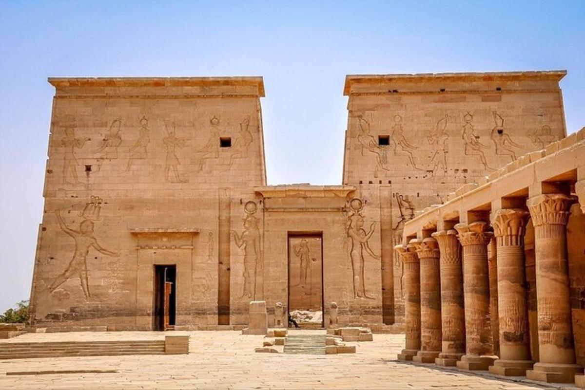 مبنى كبير به تماثيل على جوانبه