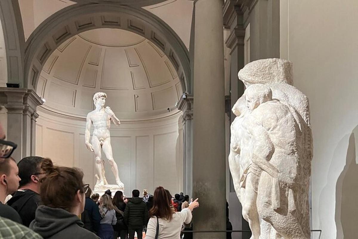 en folkmassa som tittar på en staty i ett museum