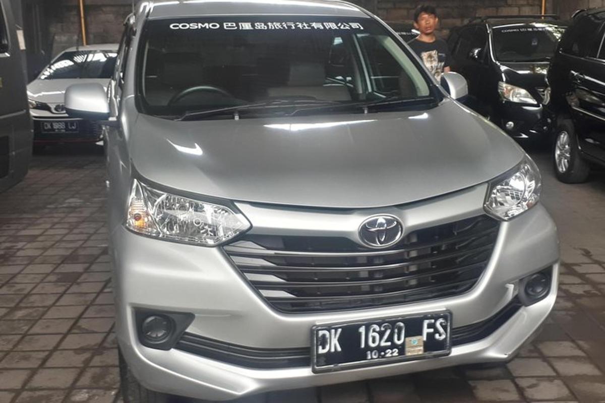 một chiếc xe màu bạc đỗ trong bãi đậu xe
