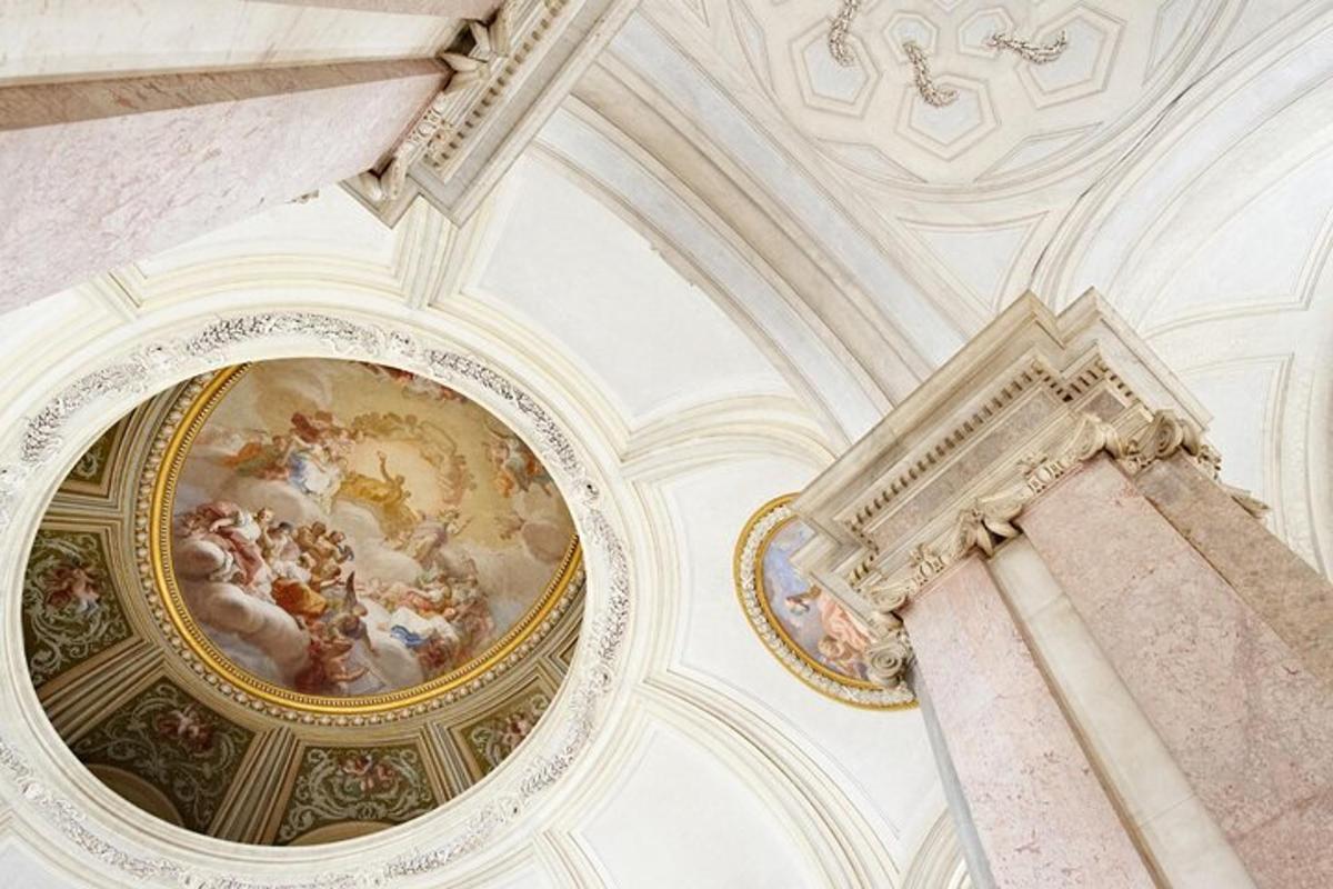 un soffitto di un edificio con un dipinto sopra