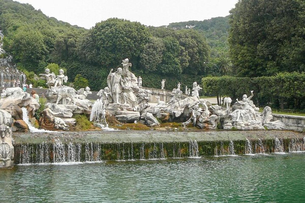 una fontana al centro di uno stagno con una cascata