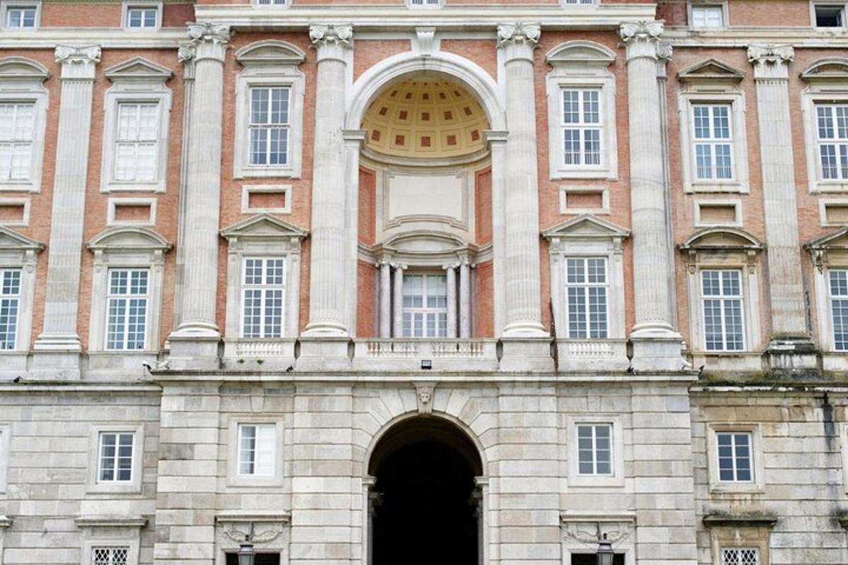 un grande edificio in mattoni con un arco di fronte