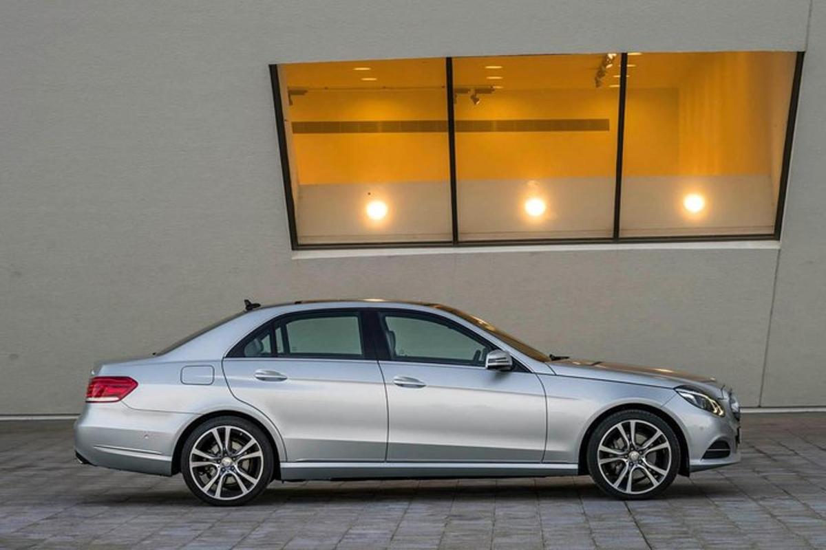 un'auto argentata parcheggiata davanti a un edificio