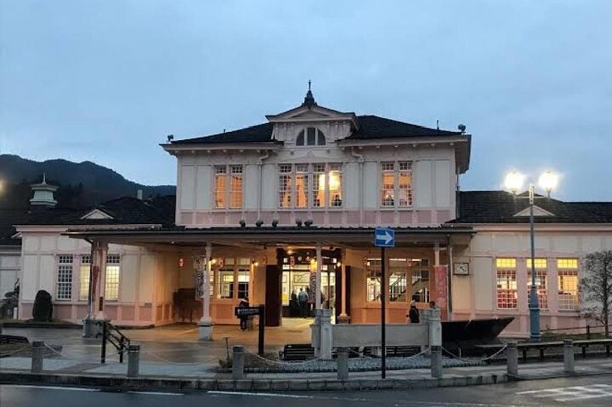 un grande edificio con le luci accese in una strada