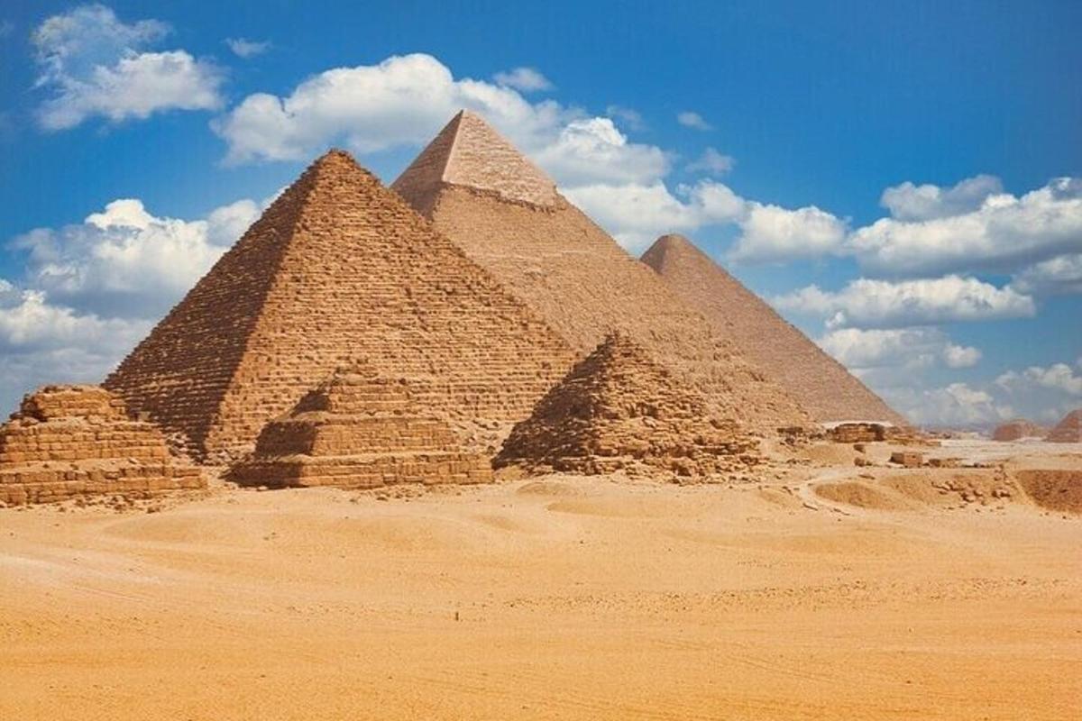 un grup de piràmides al desert sota un cel blau