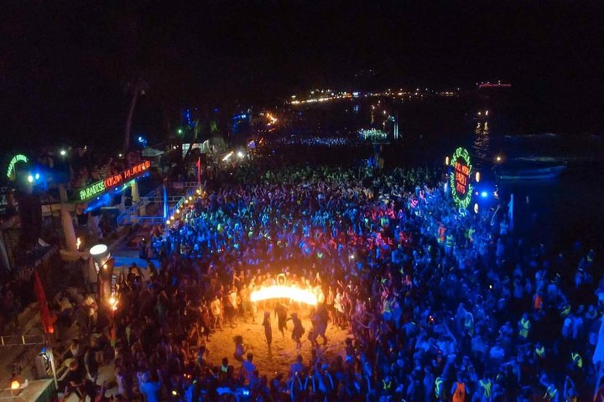 en stor folkemengde på en fest om kvelden