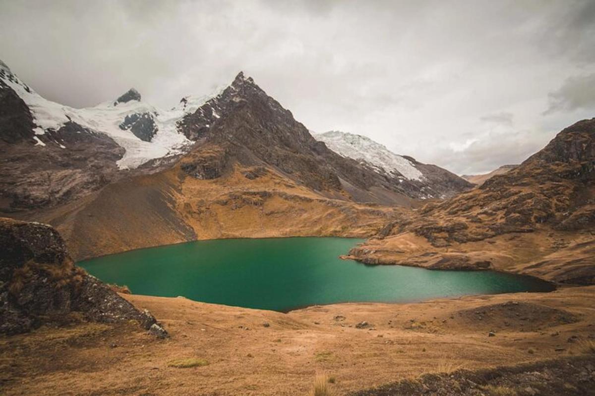 un lac de munte în mijlocul unui munte