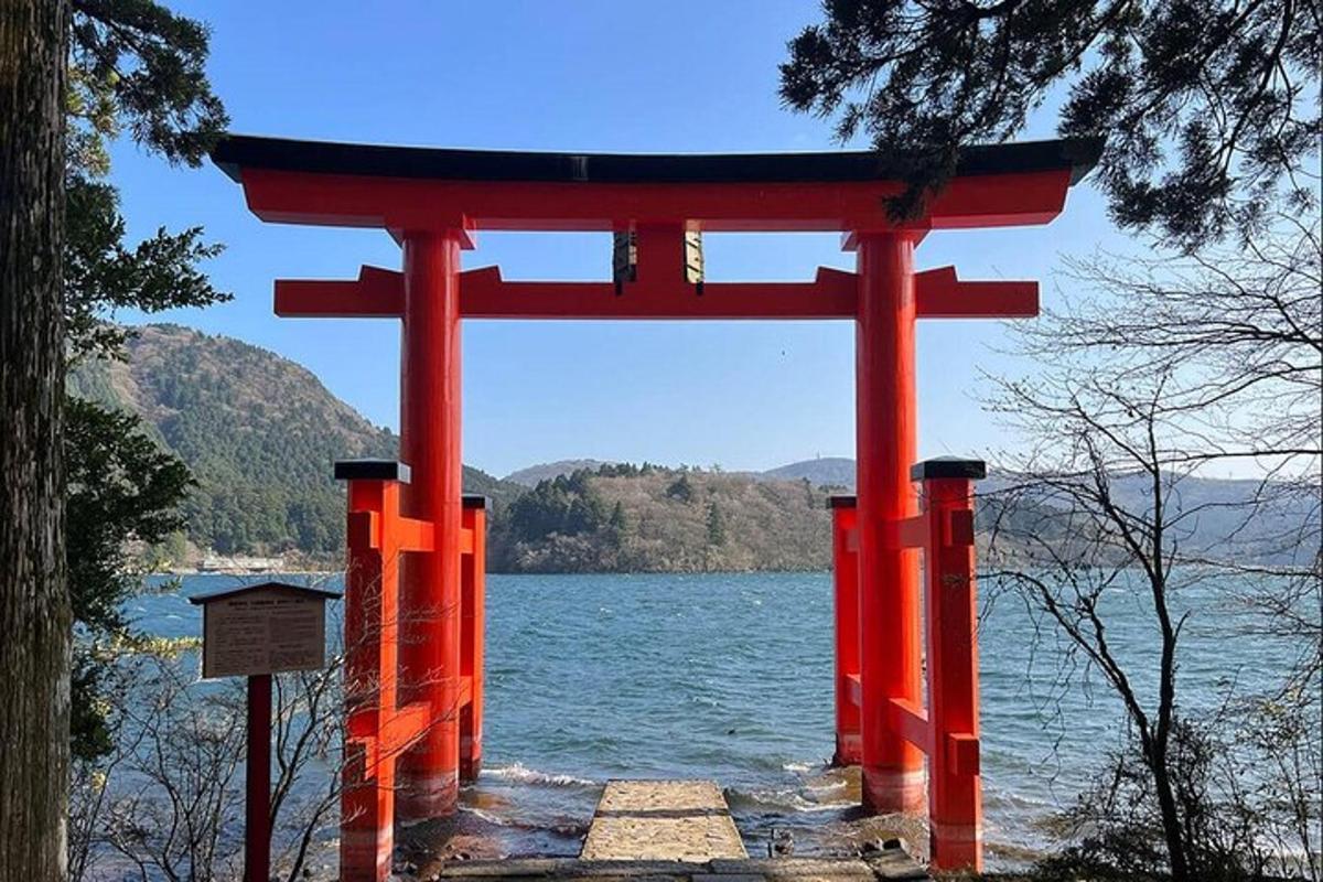 pintu gerbang torii merah di hadapan badan air