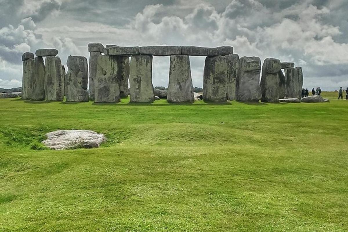 skupina kamenů Stonehenge na poli