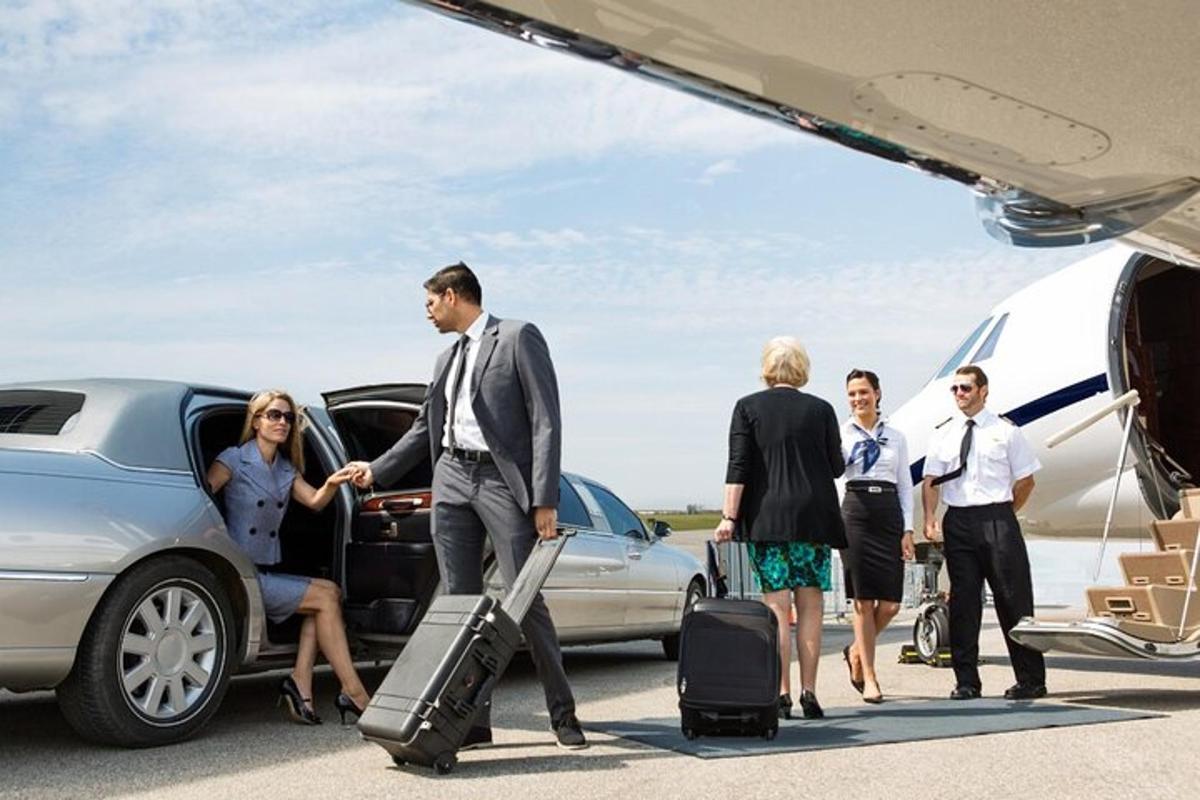 um grupo de pessoas saindo de um avião