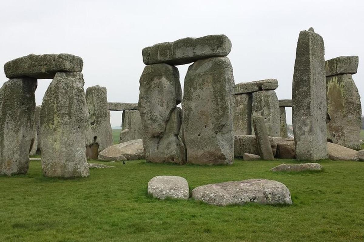 skupina kamenných monumentů s kameny v poli