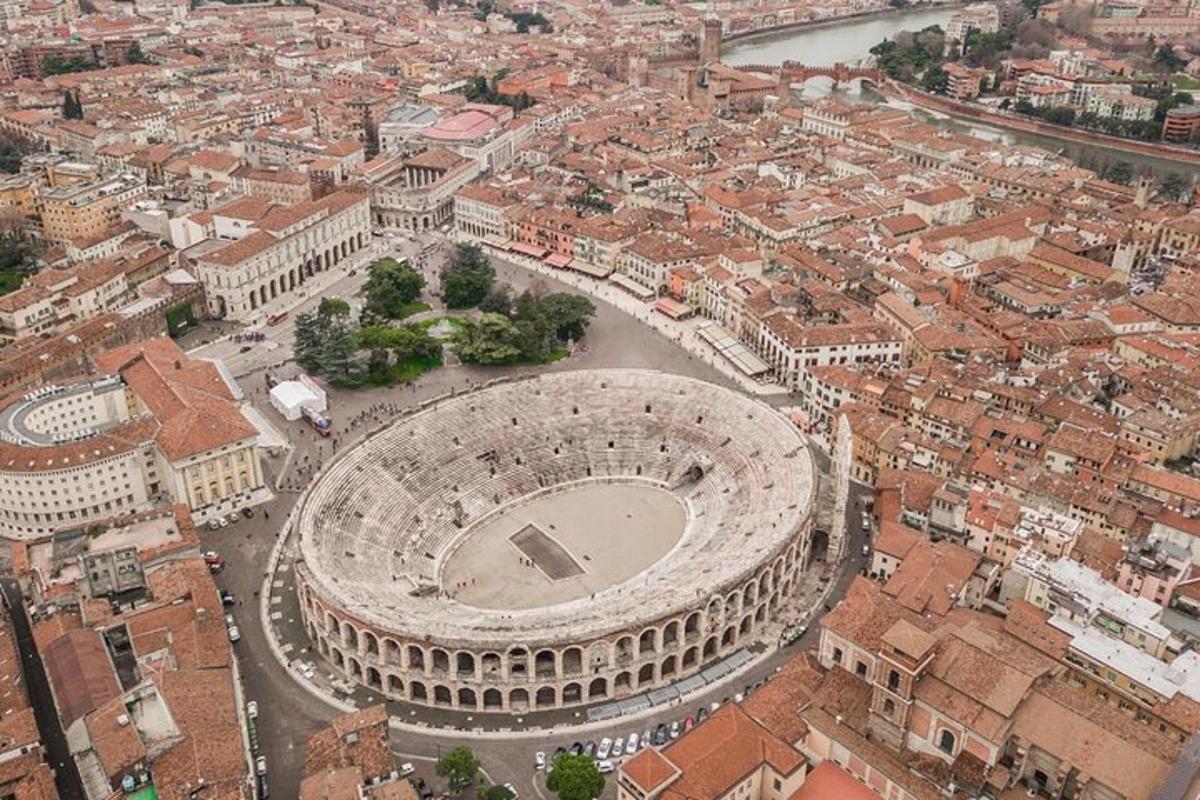 uma vista aérea do coliseu em uma cidade
