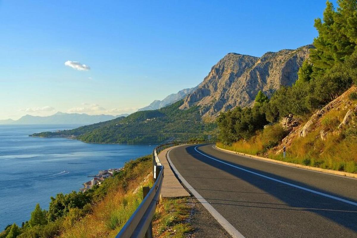 cesta na pobočju gore ob vodi