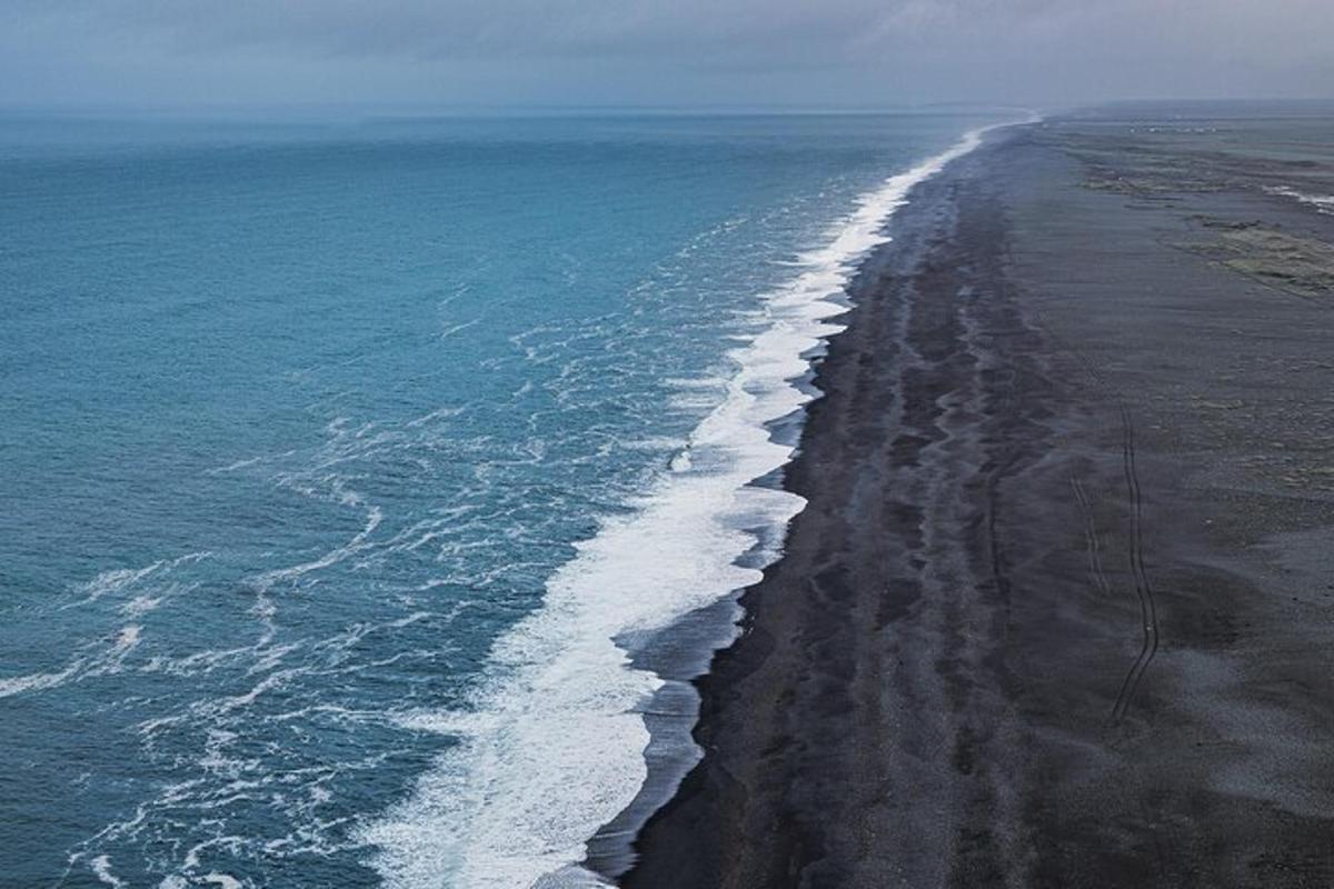 pogled iz zraka na obalo oceana