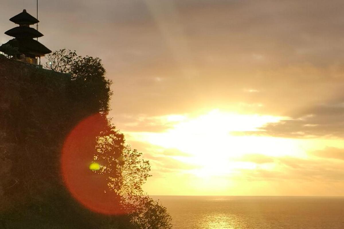 Una puesta de sol sobre el océano con el sol en el cielo.