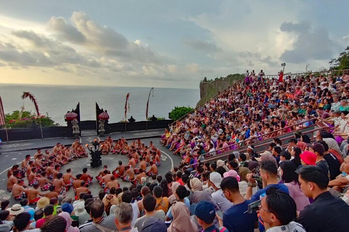 una gran multitud de personas viendo una actuación en un concierto