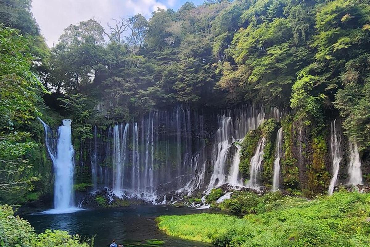 air terjun di tengah-tengah kolam air