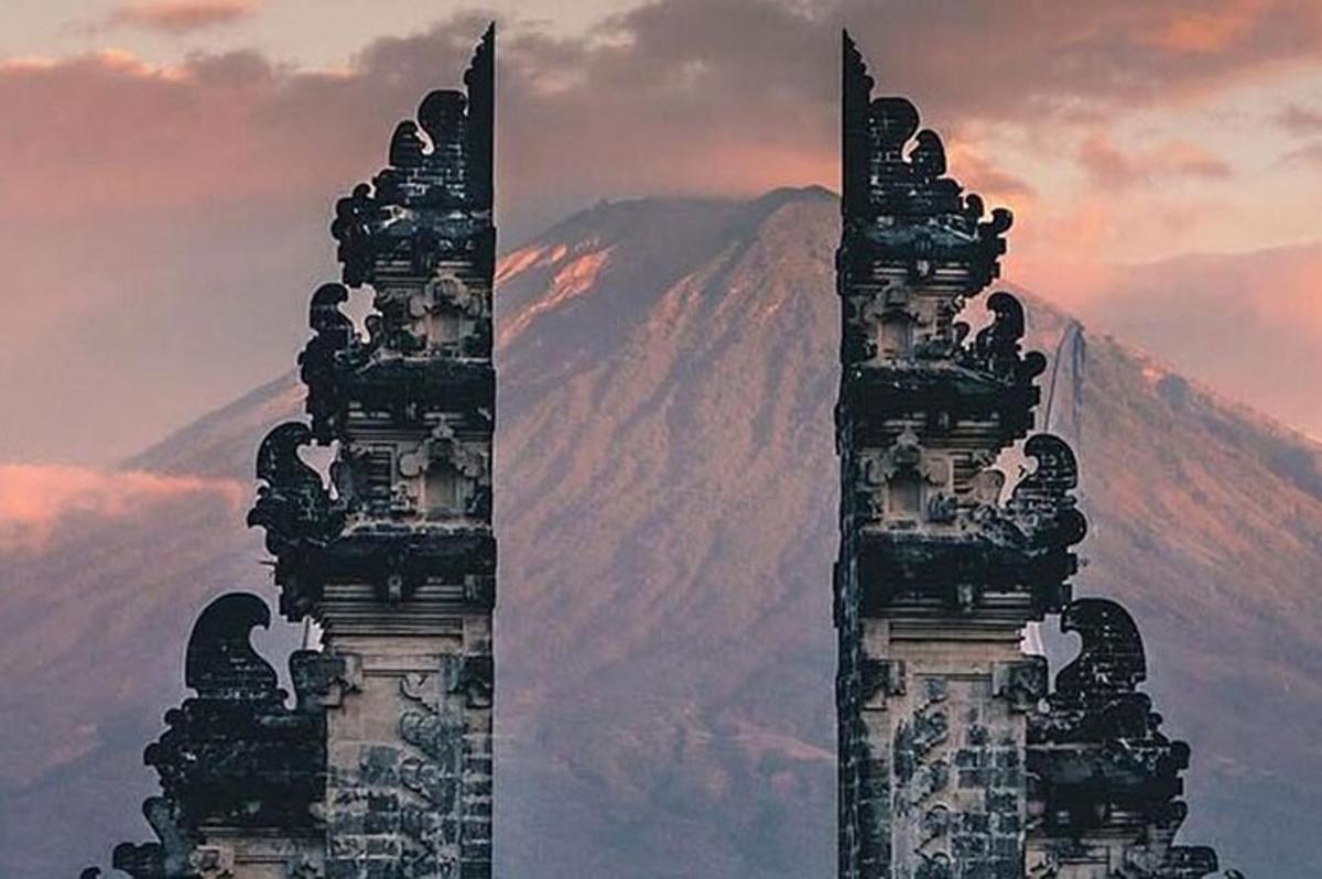 Dos torres con una montaña al fondo