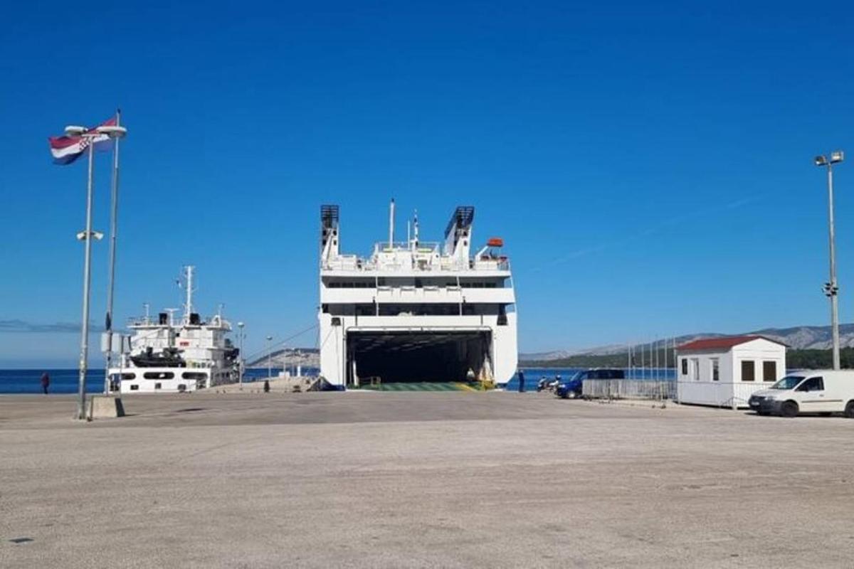 ένα μεγάλο πλοίο είναι αγκυροβολημένο σε μια προβλήτα