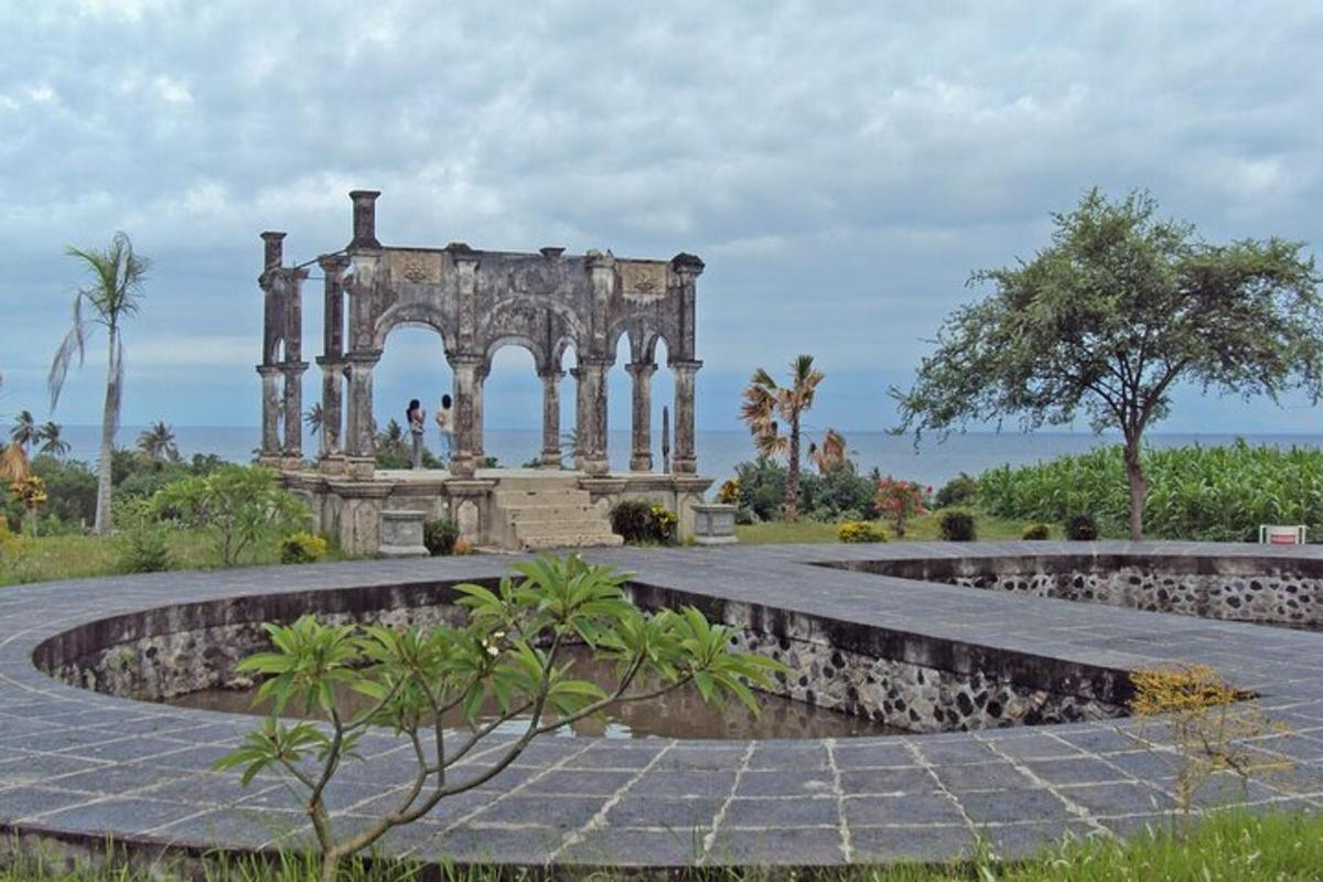 Un edificio antiguo con una fuente en un parque.
