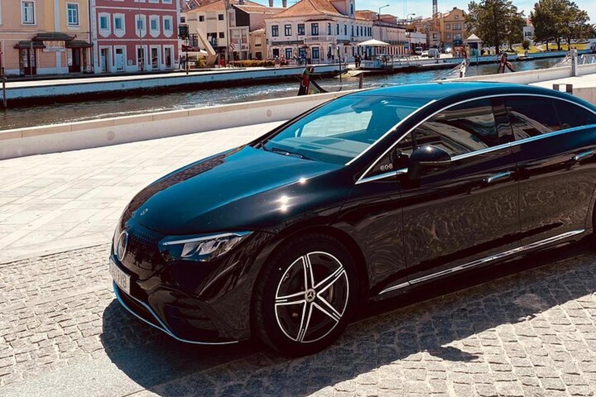 un'auto nera è parcheggiata su una strada