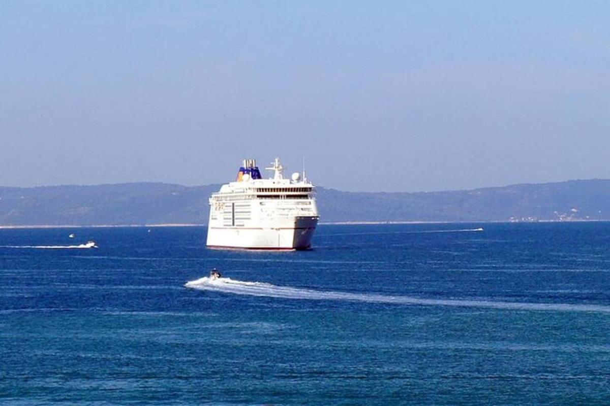 výletní loď v oceánu s člunem