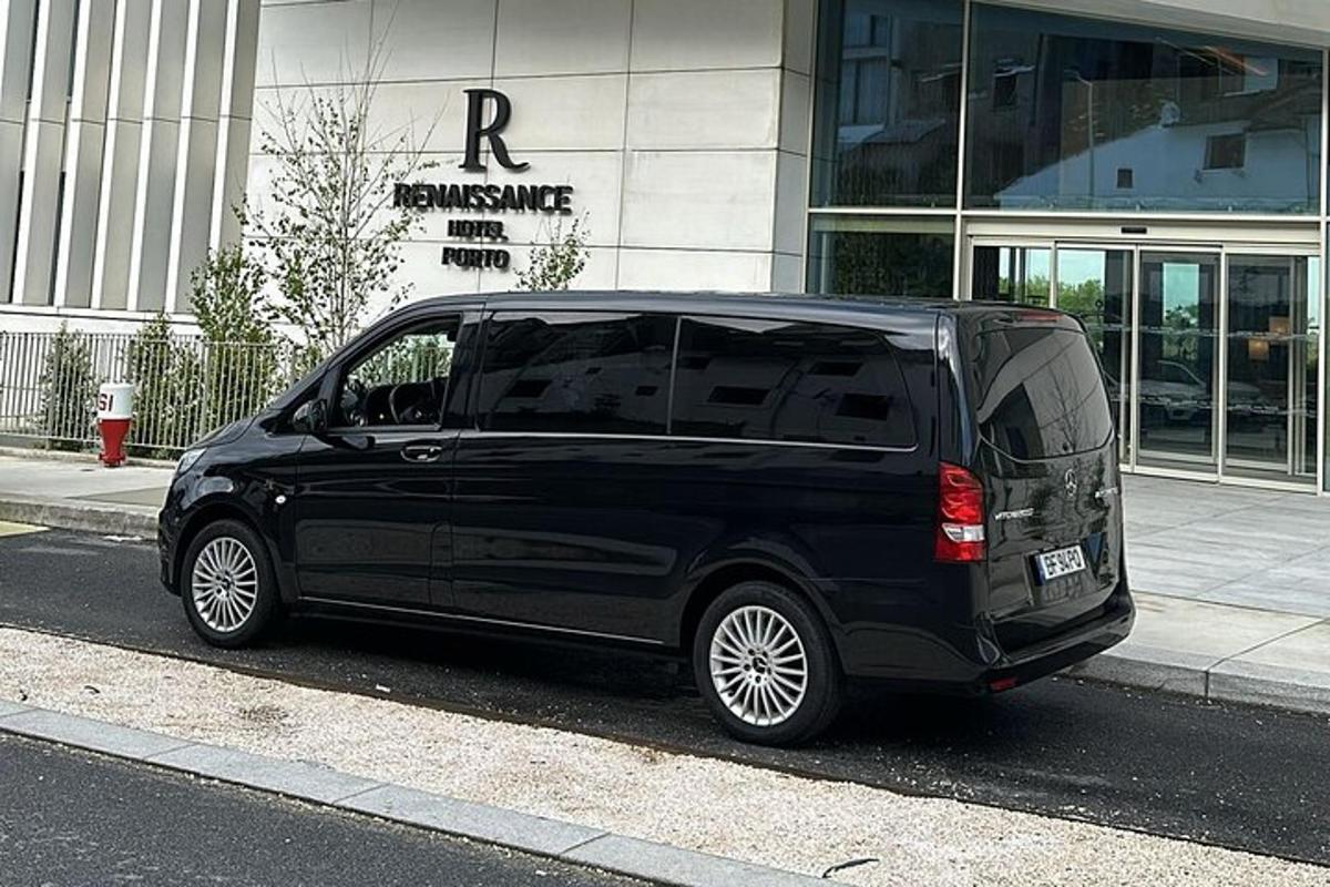 un furgone nero parcheggiato davanti a un edificio