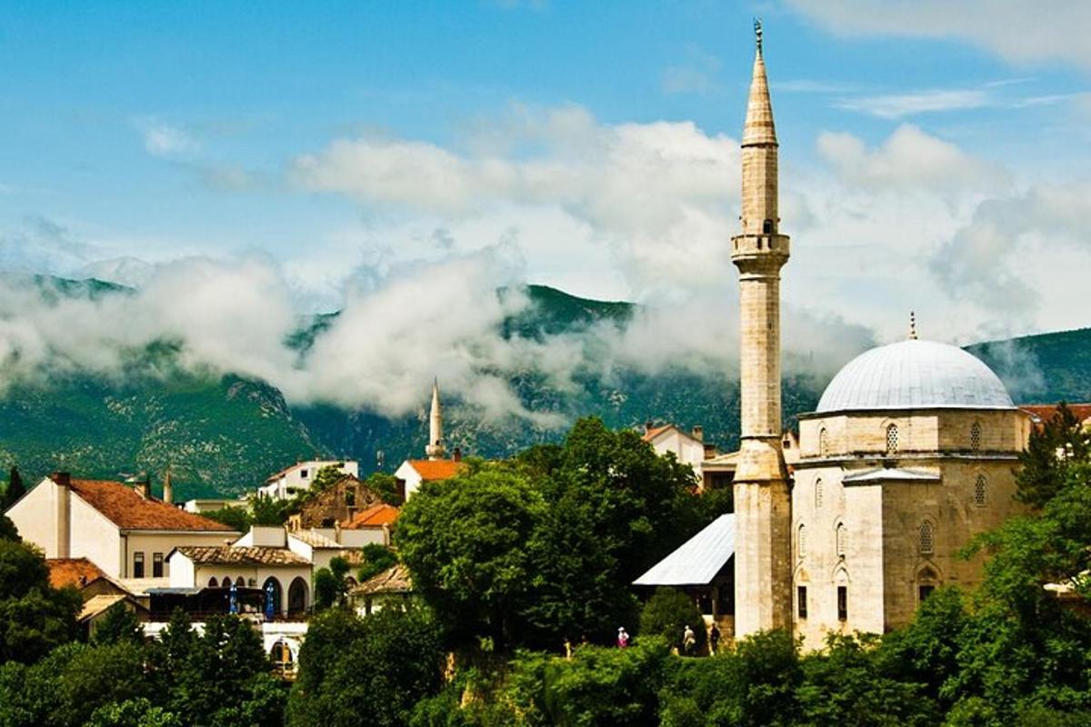 egy mecset minarettel a város előtt