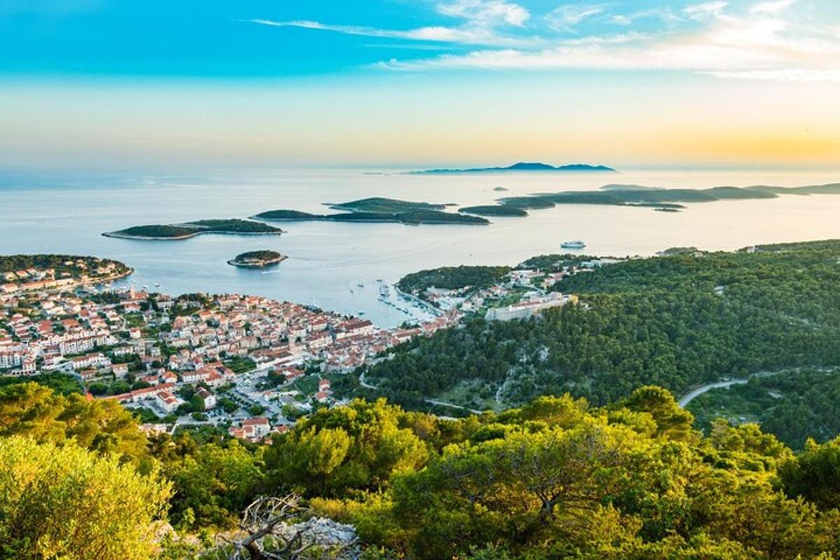 μια θέα μιας πόλης και νησιών στο νερό