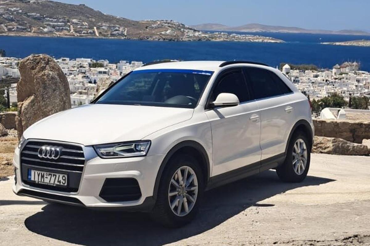 sebuah audi suv putih diletakkan di atas sebuah bukit