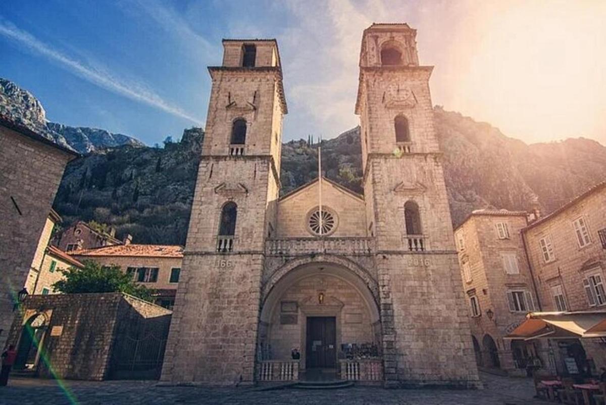 eine alte Kirche mit zwei Türmen darauf