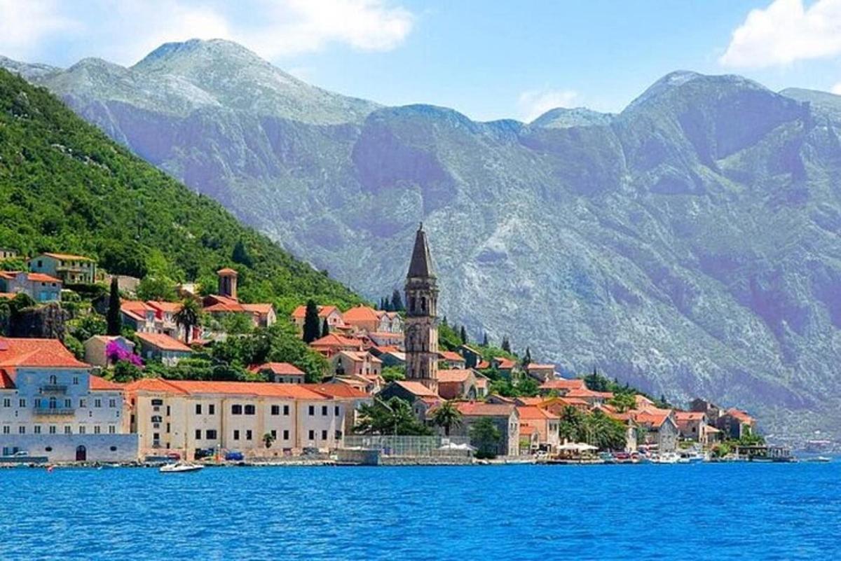 bir su kütlesinin kıyısındaki bir kasaba