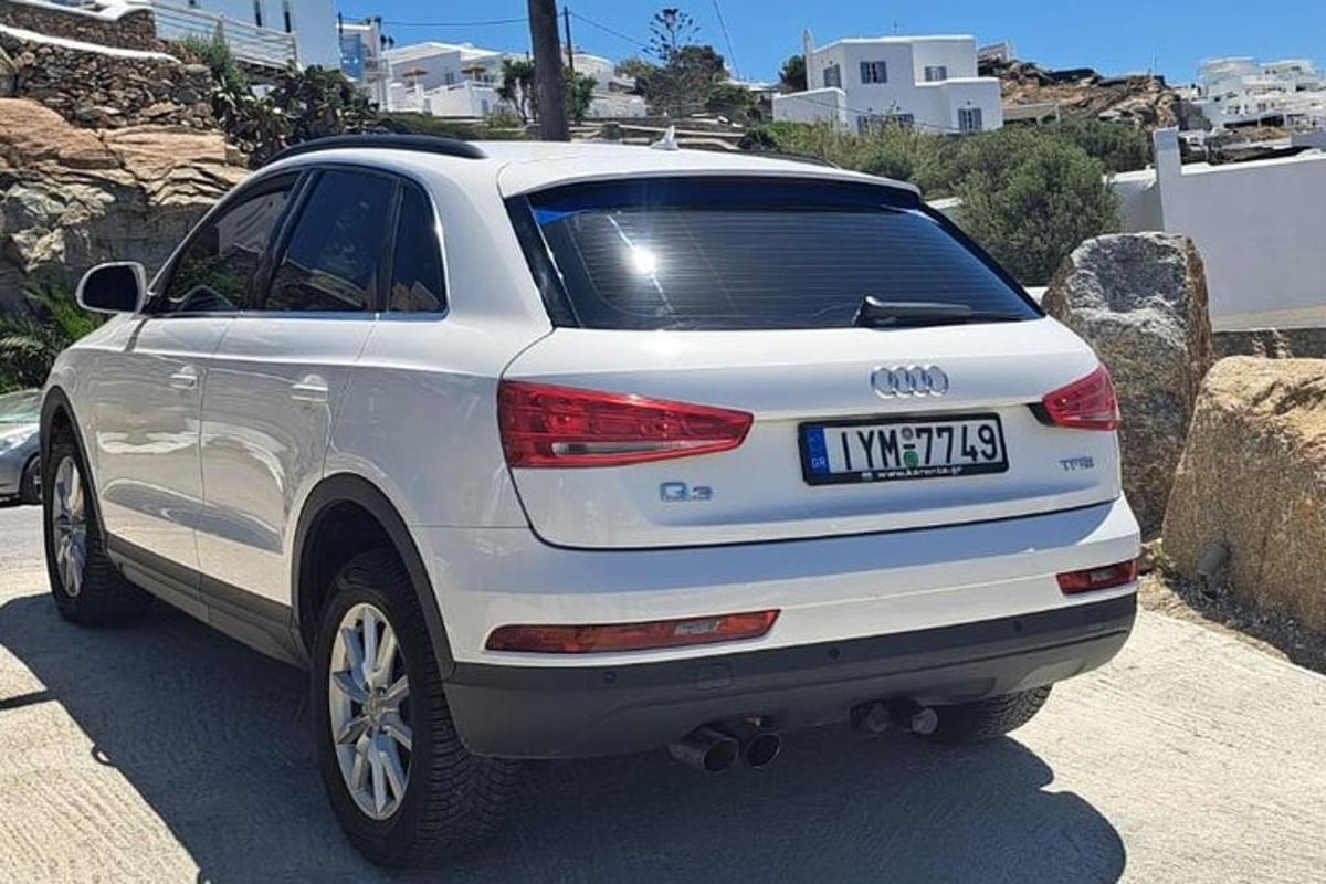 Un coche blanco aparcado al costado de una carretera