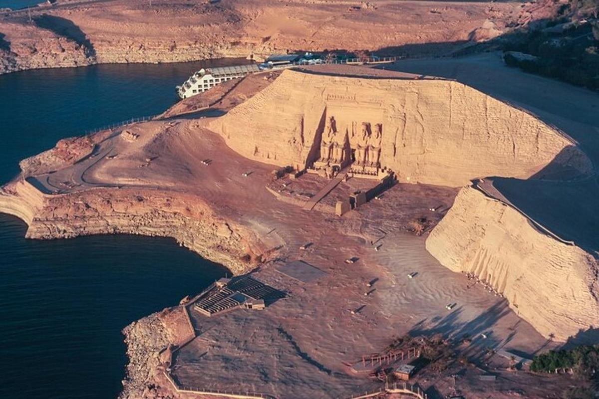 منظر جوي لقلعة على قمة جبل
