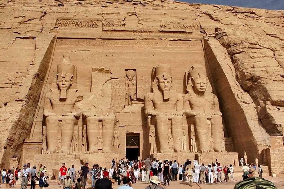 حشد من الناس يقفون أمام الأناراس