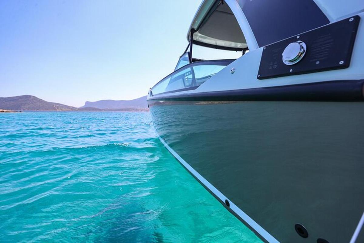 ein Boot, das im Wasser im Ozean liegt