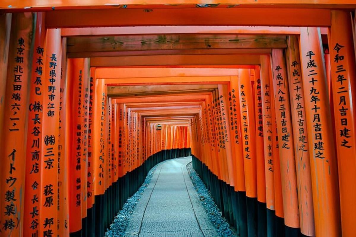 en korridor med oransje torii-porter i et helligdom