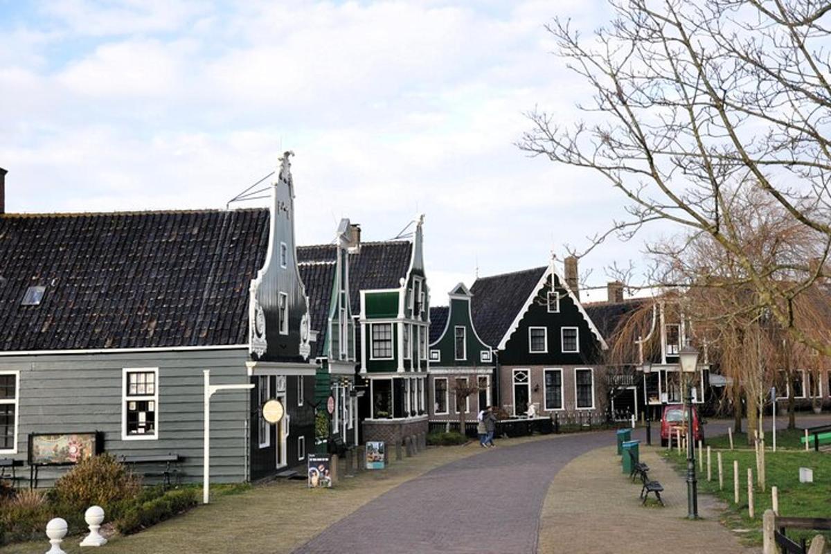 una calle en un pequeño pueblo con casas