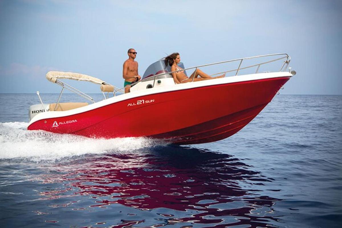 duas pessoas em um barco vermelho na água