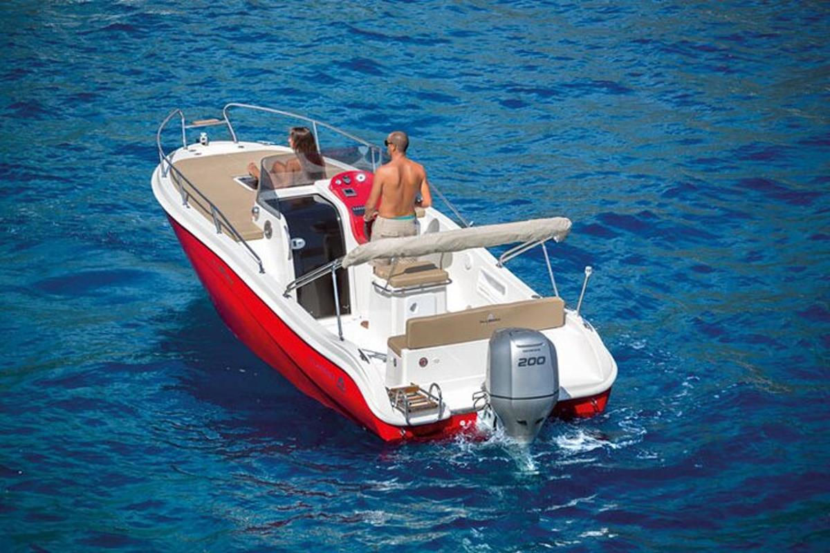 Un hombre y una mujer en un barco en el agua