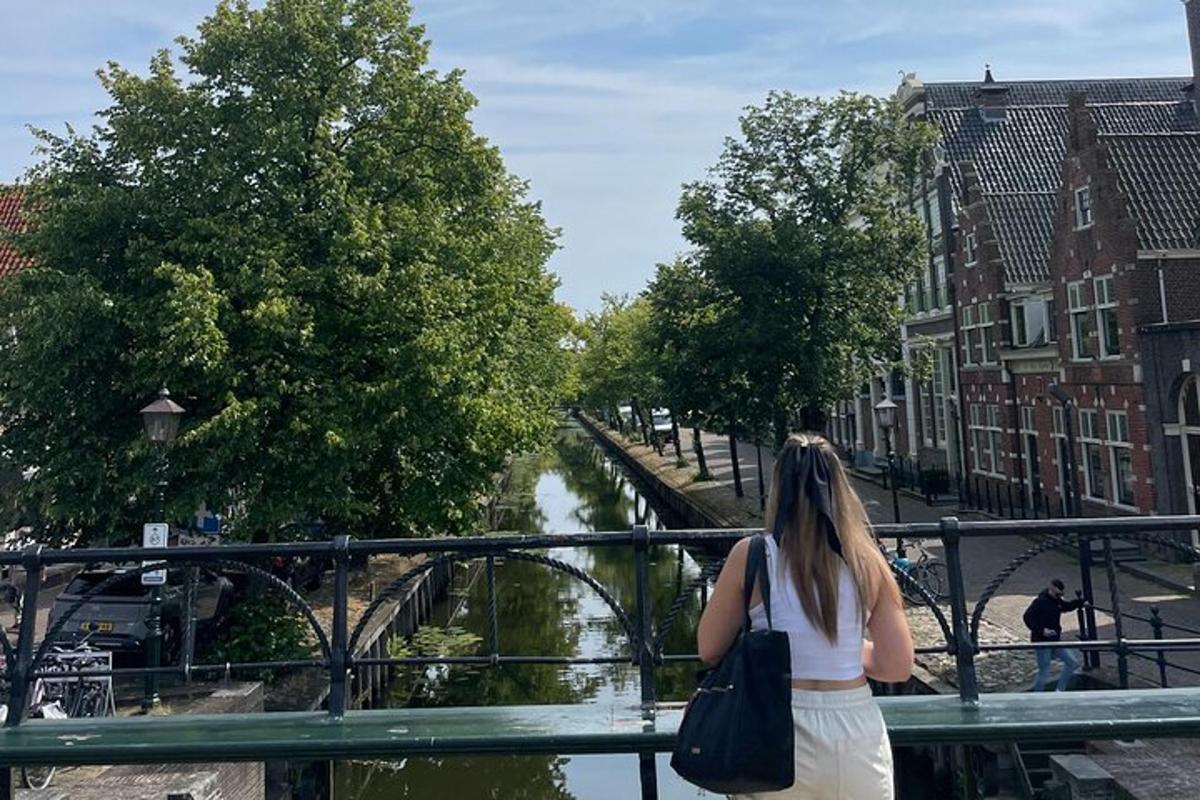 una donna in piedi su un ponte che guarda un fiume