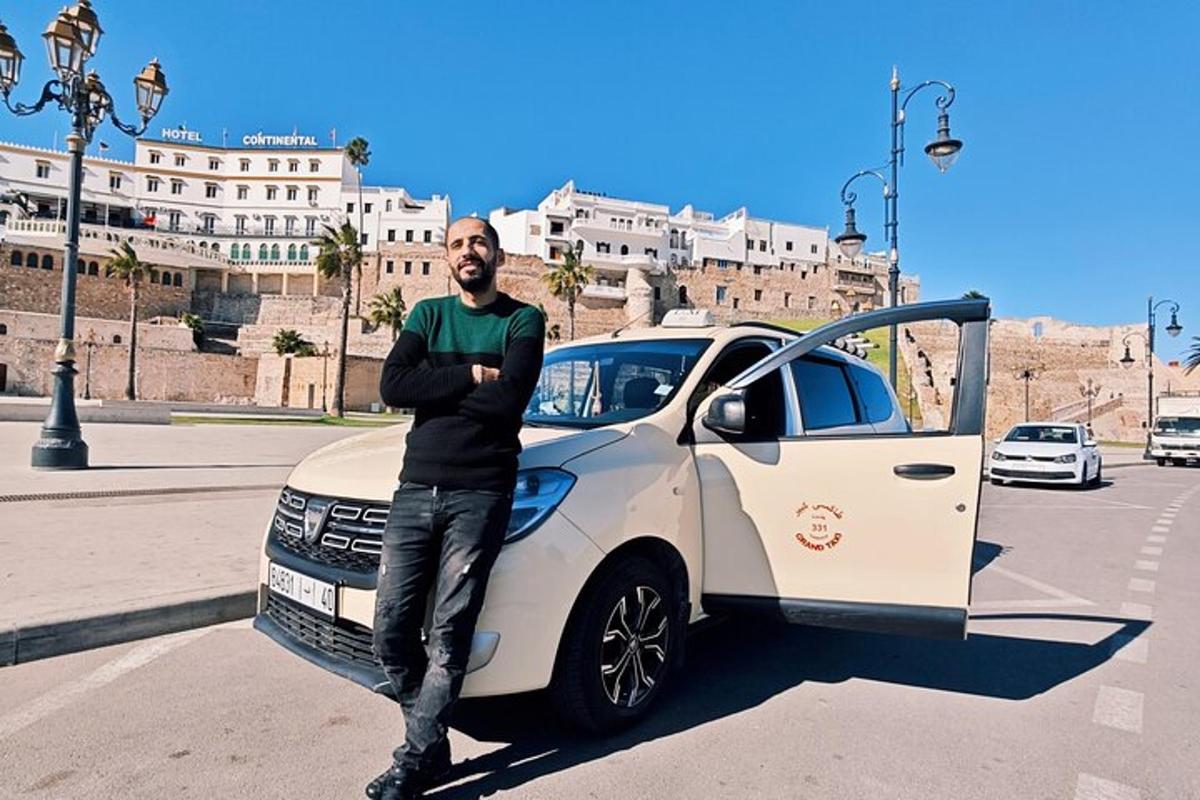 un uomo è in piedi accanto a un'auto bianca