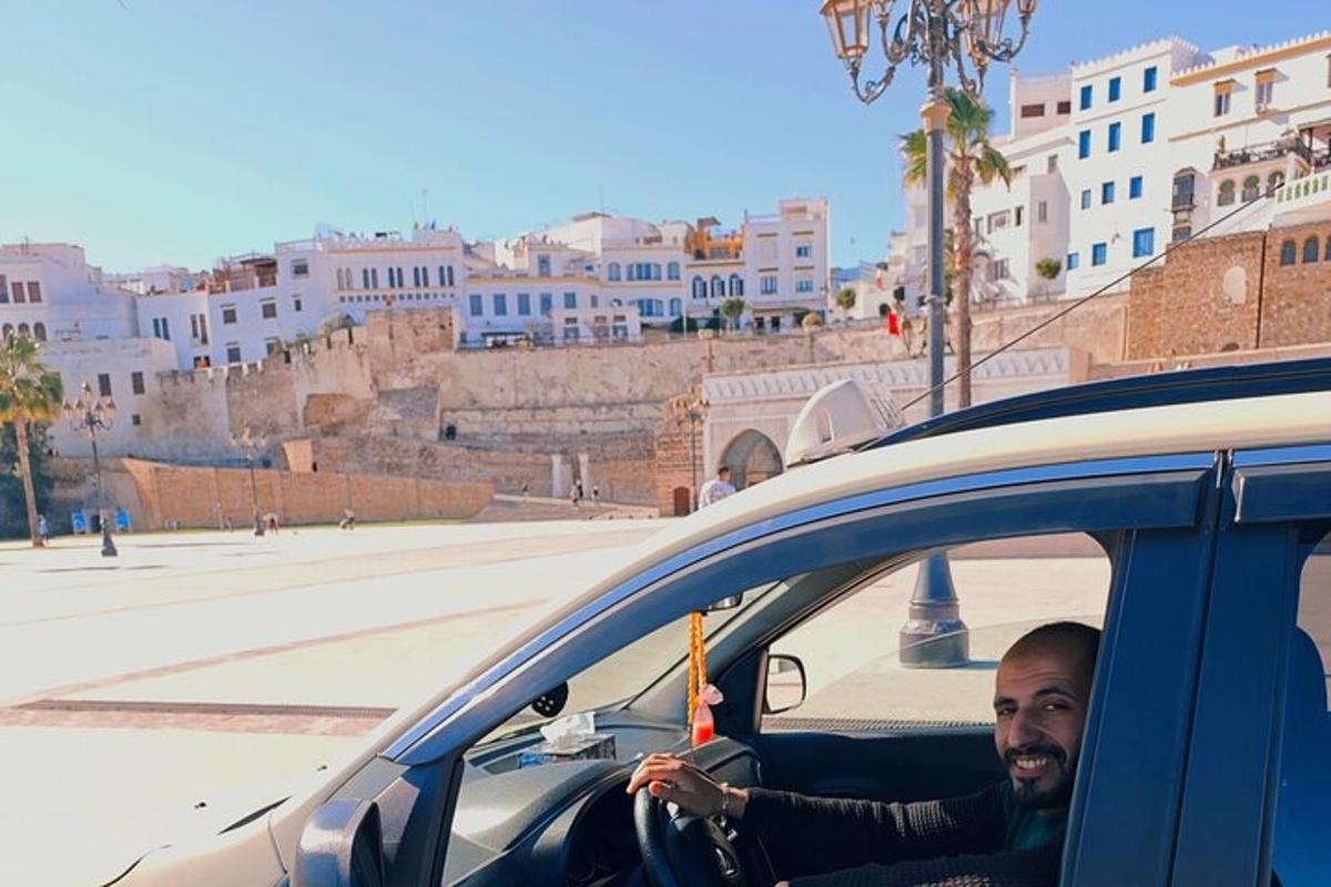 muž řídící auto na městské ulici
