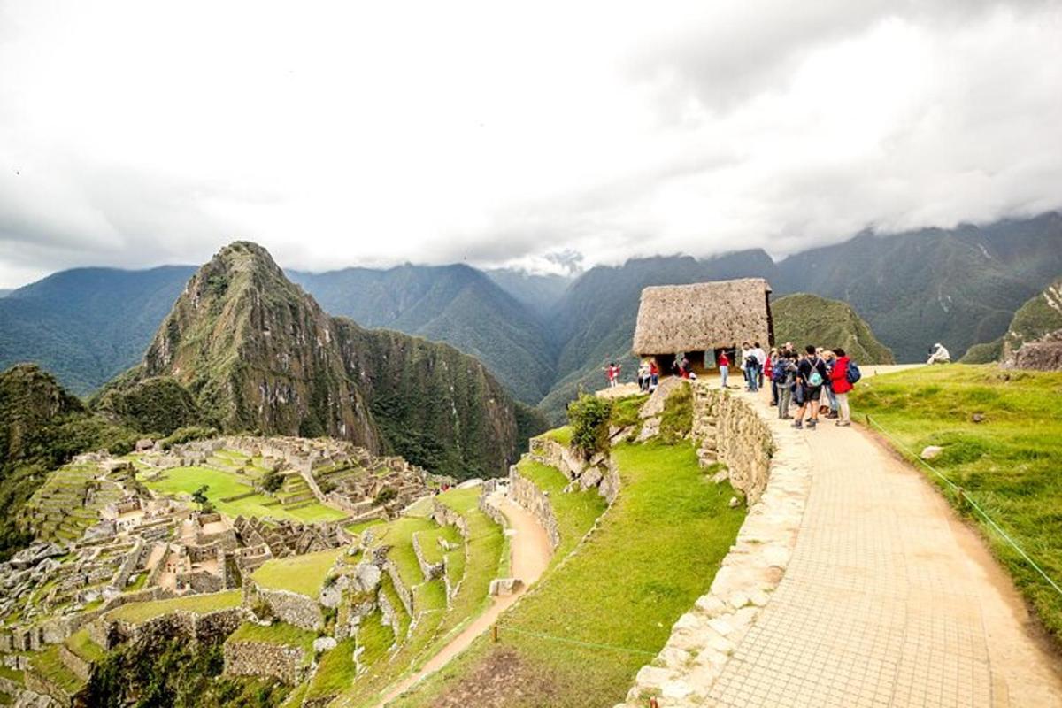 um grupo de pessoas caminhando por uma trilha em uma montanha