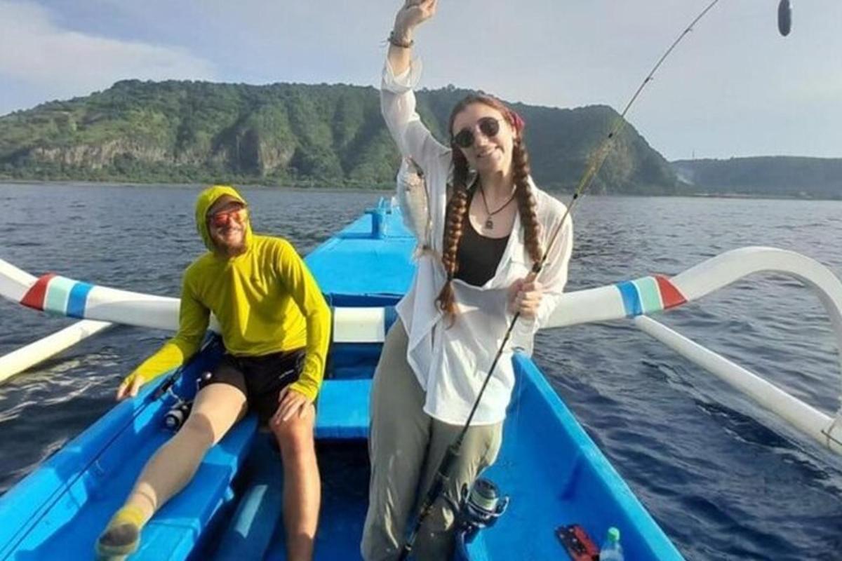 un uomo e una donna su una barca in acqua