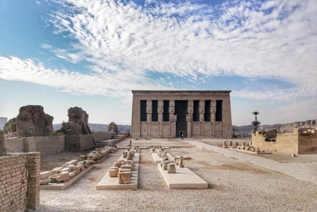 uma vista de um edifício no deserto