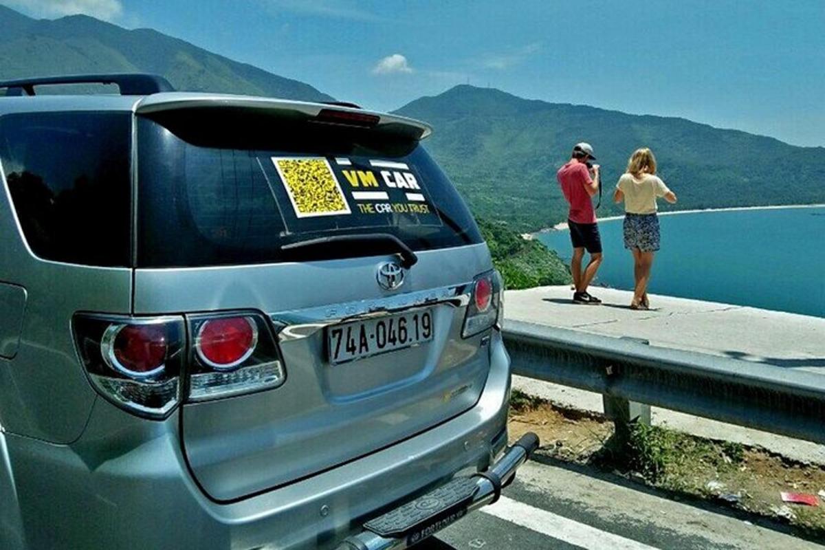 muškarac i žena stoje pored automobila na cesti