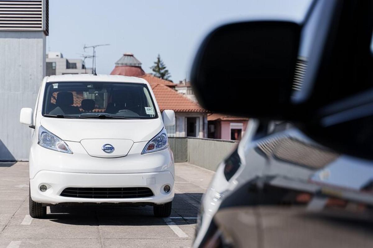 mobil putih diparkir di tempat parkir
